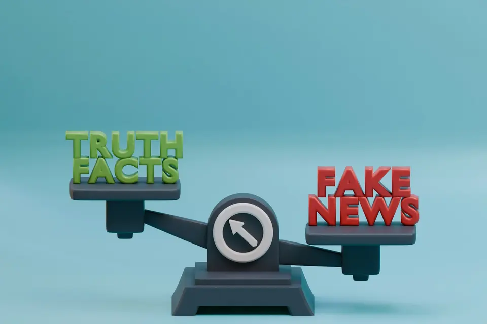 天平兩側分別標示「Truth Facts」（綠色）與「Fake News」（紅色）的 3D 天秤，象徵事實與假訊息之間的對比