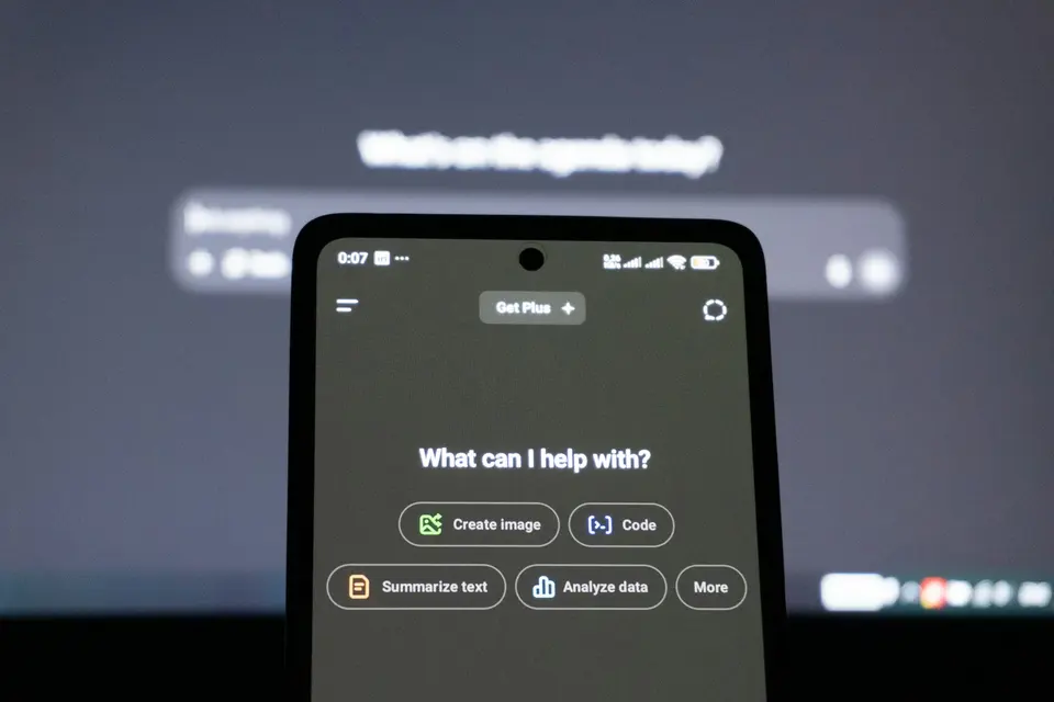 手機螢幕顯示 AI 助手界面，有「Create image」、「Code」等功能選項