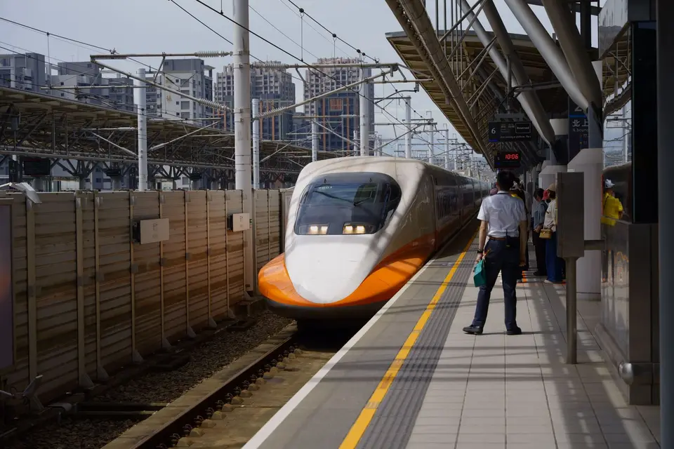 台灣高鐵列車停靠月台，呈現高速鐵路提供城際通勤服務的場景